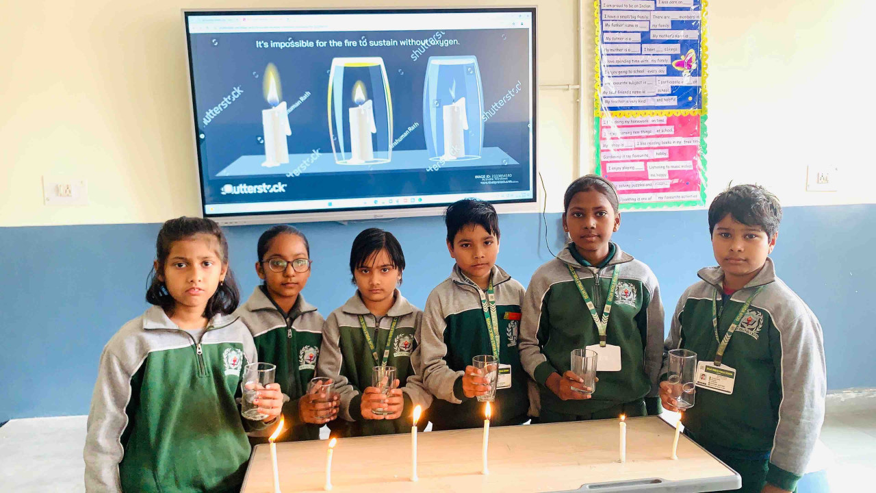 Class 4 students conducted an experiment to explore the essential role of oxygen in combustion