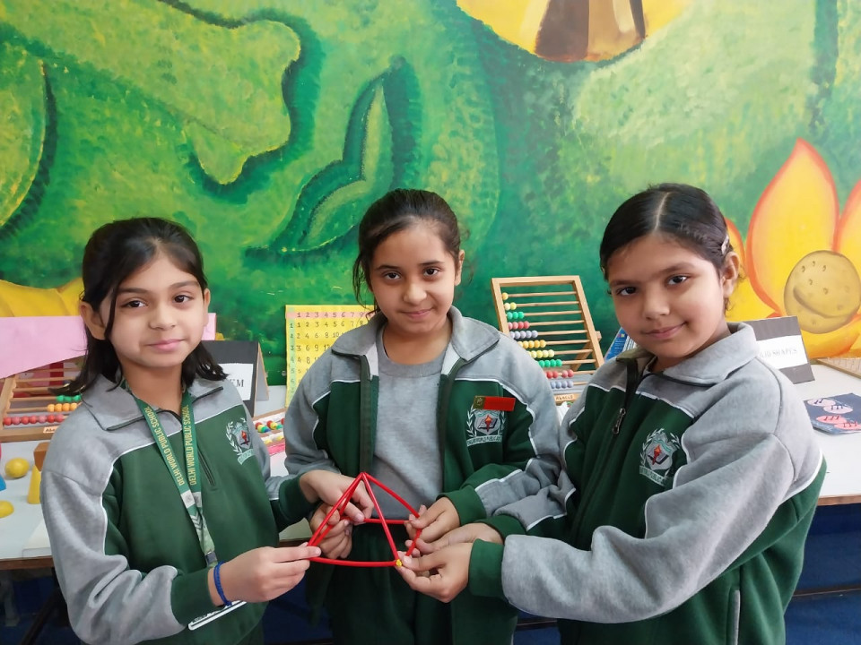 Grade 4 students experience hands-on from exploring patterns with Jodo straws